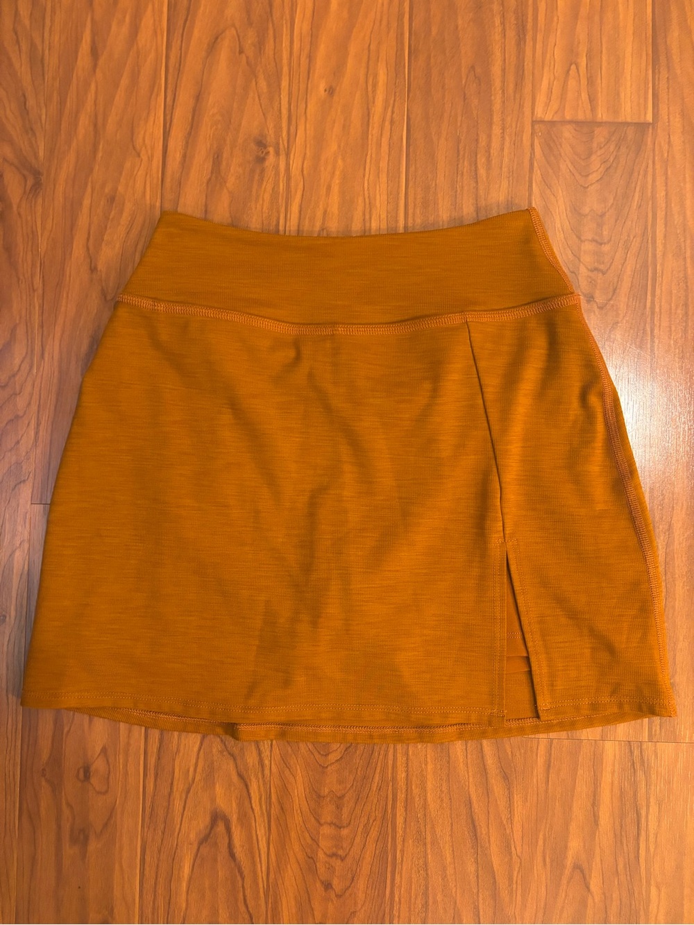 Beyond Yoga Heather Rib Hold Court Skirt Womens Small Burnt Orange Shorts